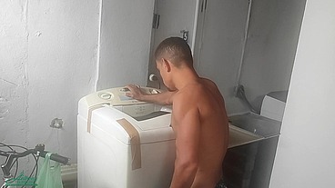 O técnico da máquina de lavar sem cueca