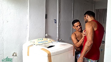O técnico da máquina de lavar sem cueca
