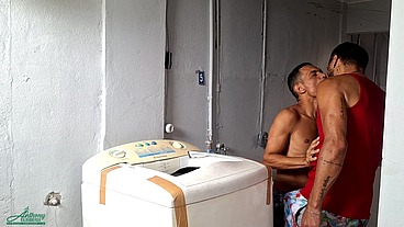 O técnico da máquina de lavar sem cueca