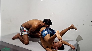O técnico da máquina de lavar sem cueca
