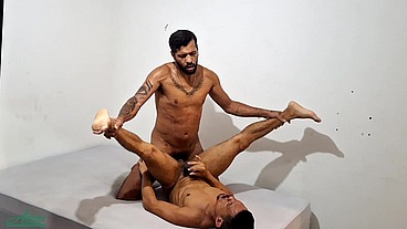 O técnico da máquina de lavar sem cueca