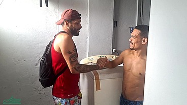 O técnico da máquina de lavar sem cueca