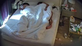 公寓酒店 捲毛眼鏡又帶女友來開房了 現在才發現他女朋友的腿好白好長啊 應該扛起來操才爽 可他不會1