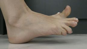 You can start toe wiggling over with the silver nails (Part 4) MP4 FULL HD 1080p