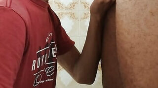 Para amatir twink berhubungan seks anal tanpa kondom dan mengeluarkan sperma secara deras.