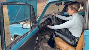 Alina revs hard old stalling VAZ in flip-flops