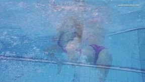 ”Sexy Elena shows what she can do under water”