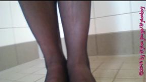 Pissing in black pantyhose ** NS fetish **
