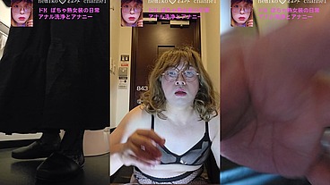 アナルプラグを挿して本棚をうろつく女装。興奮して最終的にはトコロテンしてしまう(笑)に
