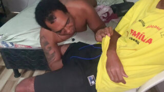 Divertimento fatto in casa senza preservativo con amanti gay brasiliani paffuti e pelosi che succhiano grossi cazzi e riempiono i loro culi di crema
