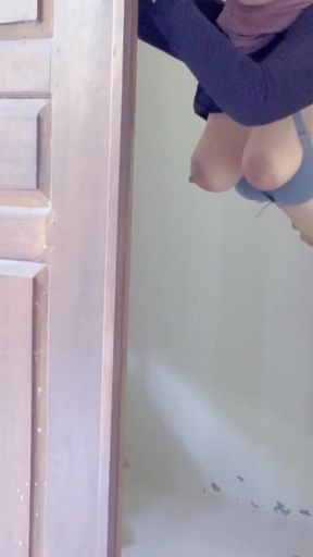 Powerful moment from &quot;Visiting a neighbor&#039;s house is even knocked out the door&quot;