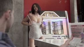 Hot Coco De Mal is rewarded with cunnilingus for sexy dance