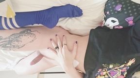 femboy gostoso dorian drake mete no seu cu apertado enquanto bate uma e engole toda a porra dele mesmo