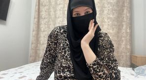 Arab woman tests double vibrator dildo for the first time
