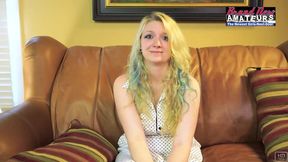 Sweet amateur platinum Chelsie plays with her snatch