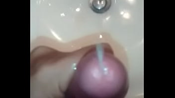 Batendo punheta no banheiro e filmando