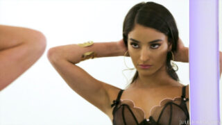 Kis mellű Emily Willis-t análisan megdugják egy hatalmas fasz Dredd és Jules Jordan