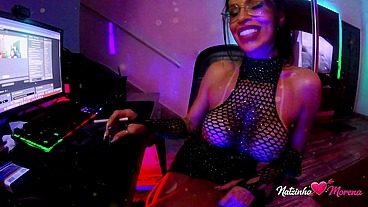 Camgirl Safada: Se masturbando de lado com muita luxúria ao vivo.