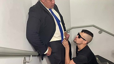 YURI GAÚCHO - FODENDO O PUTO DO APLICATIVO DE PEGAÇÃO - SEXO GAY NA ESCADA DE INCÊNDIO - URSO DOTADO FODENDO NERD JOGADOR DE LOL