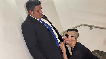 YURI GAÚCHO - FODENDO O PUTO DO APLICATIVO DE PEGAÇÃO - SEXO GAY NA ESCADA DE INCÊNDIO - URSO DOTADO FODENDO NERD JOGADOR DE LOL