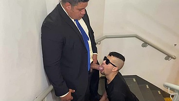 YURI GAÚCHO - FODENDO O PUTO DO APLICATIVO DE PEGAÇÃO - SEXO GAY NA ESCADA DE INCÊNDIO - URSO DOTADO FODENDO NERD JOGADOR DE LOL