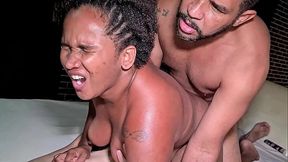 Sexo a tres amador com a Japonegra dando surra de cu pros amigos no motel Caricia