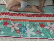 Descubrí a mi hermanastra acostada al lado mío, no pude evitar follarla