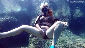 ”Kasanadra Lufi masturbates her sexy twat in the sea”