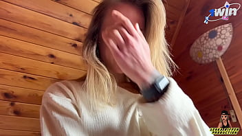 Kleine blond rijdt op grote lul na cremige crème, twee keer met dubbele gezichtsbehandeling