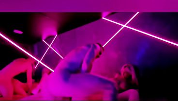 Trio avec une salope rencontr&eacute_e dans un spa libertin! Threesome with a slut I met at a swingers spa