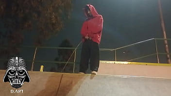 O melhor presente de natal pra voc&ecirc_, noel de chifrinhos mijando na pista de skate