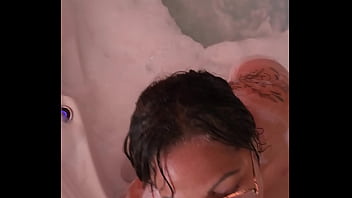 MADURA PUTA VENEZOLANA ES FOLLADA EN EL JACUZZI