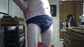 Közeli webkamera nézet dögös amatőr kiskatona szólóban masztrubál egy nagy dildóval