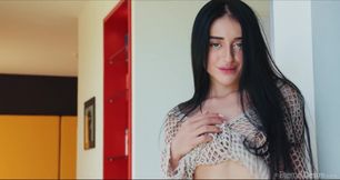 Sunny Day Mesmerizes with Cute Solo Finger Play