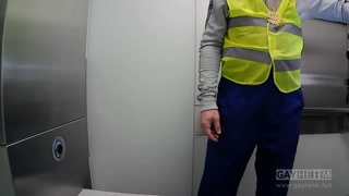 Rico Loko alias Ondrej Seno in toilet (Charlie Reed,Paul Mason,Tony Sweet)