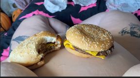 BBW FEEDEE STUFFS BURGERS TO GET BIGGER THAN EVER