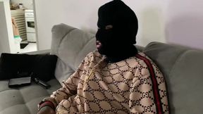 faveladinho entra na minha casa para roubar so que ver eu deitada peladinha em troca do roubo come minha pepeca