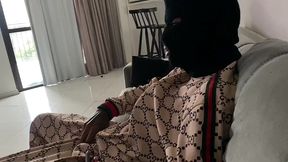 faveladinho entra na minha casa para roubar so que ver eu deitada peladinha em troca do roubo come minha pepeca