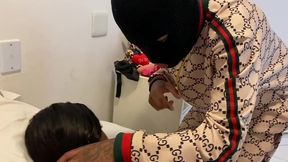 faveladinho entra na minha casa para roubar so que ver eu deitada peladinha em troca do roubo come minha pepeca