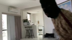 faveladinho entra na minha casa para roubar so que ver eu deitada peladinha em troca do roubo come minha pepeca