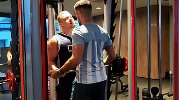 FOLLADA CON VECINO Me pidi&oacute_ ayuda en el gym y yo le ped&iacute_ la leche!!!