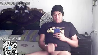 Solo guy jerks off in front of a stranger