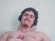 Guapo vergudo se viene a espesos chorros sobre unas grandes tetas