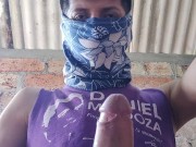 LATINO DE GRAN POLLA SE MASTURBA EN EL BAÑO DE SU MEJOR AMIGA