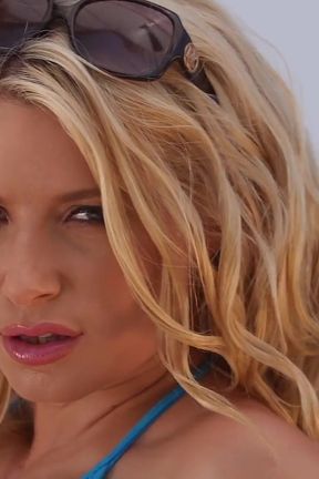Blonde babe with an amazing ass masturbates outdoors
