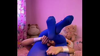 Linda nena latina se masturba duro con su dildo hasta venirse Bulma cosplay