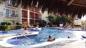 La chica acostada en la orilla de la alberca es evitaloveporn el pendejo que est&aacute_ con el cel es un desconocido que no sab...