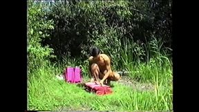BluttBoy ist nackt am See und masturbiert