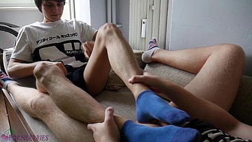 Teen guy gave me footjob and feet to worship