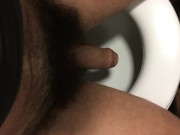 je pisse assis sur la cuvette